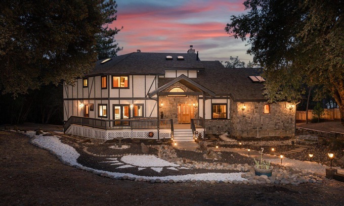Oakhurst House | Greystone Manor- HUGE home with sleeping for 21!