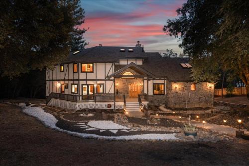 Oakhurst House | Greystone Manor- HUGE home with sleeping for 21