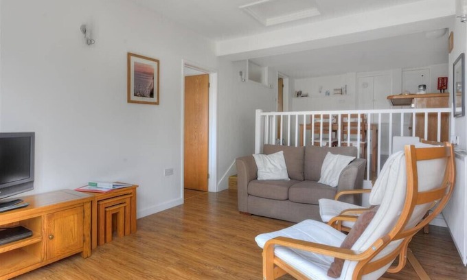 Lyme Regis Cottage | GREYSTONES FLAT, family friendly, with a garden in Lyme Regis