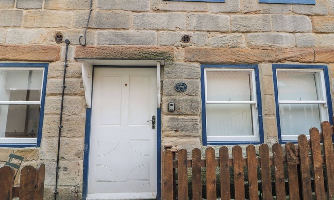 Staithes Apartment | GRIMES NOOK, pet friendly, character holiday cottage in Staithes
