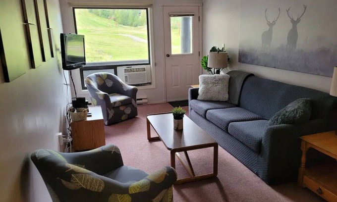 East Kootenay Condo | Griz Inn Condo on the Hill - 100 steps from lift