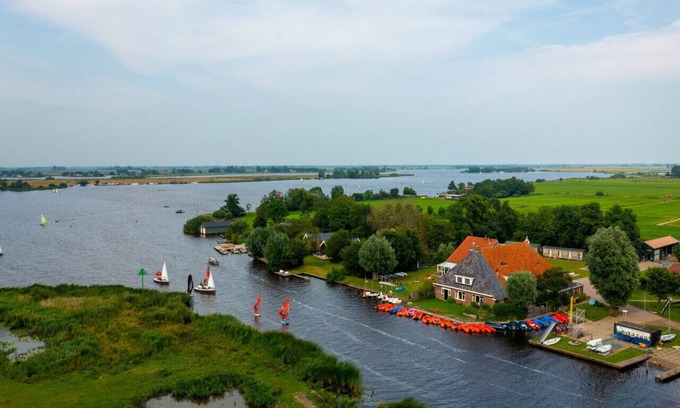 Grou House | Groepsaccommodatie aan open vaarwater tot 150 personen