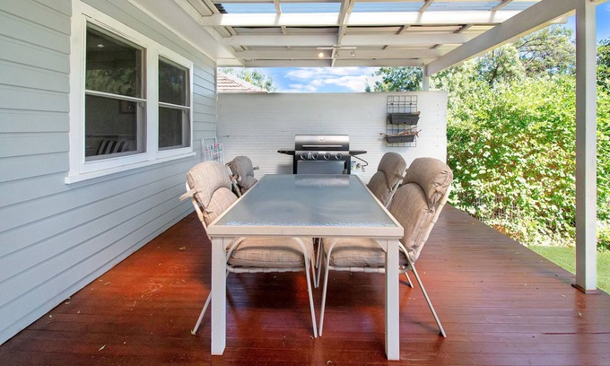 Mount Austin House | Groovy Getaway - Retro Style, Near CBD