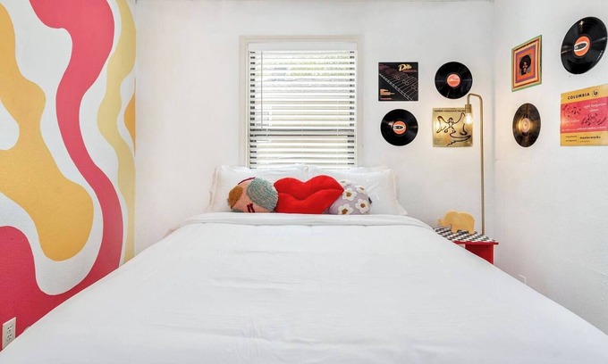 West Park Cottage | Groovy Getaway ~Less than a mile from campus!