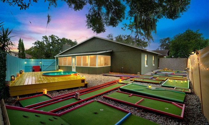 Jan Phyl Village House | Groovy Playhouse Getaway 4 bdrm near Legoland