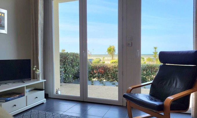 Merville-Franceville-Plage Apartment | Ground-floor apartment, sea front, 4 people, quiet, free wifi