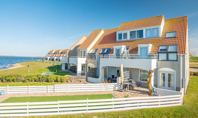 Brouwershaven Cottage | Ground floor 4-person apartment at the lake