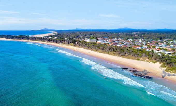 Sawtell Apartment | Ground floor apartment sleeping 5 guests - right next to the beach!