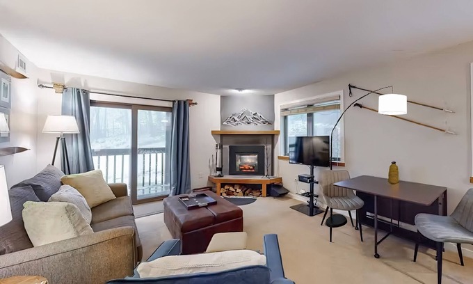 Ludlow Condo | Ground Floor ski-in/out condo, full kitchen & high-speed WiFi