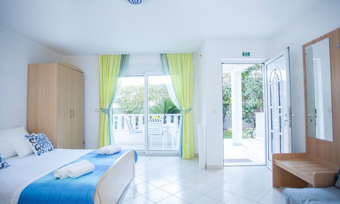Seget Donji Apartment | Ground-floor studio for 3, 🏝 beach at 50 m, Seget