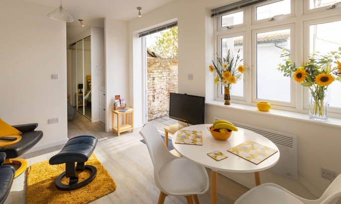 Worthing Apartment | Ground Floor Studio-Standard-Ensuite with patio
