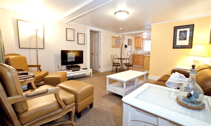 Savannah Beach Cottage | Ground-Floor Suite w/Full Kitchen & Free WiFi - Near Dining & Shops