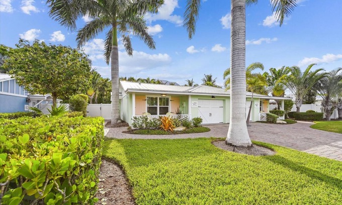Holmes Beach Cottage | Ground Floor Two Bedroom Island Styled Home on Beautiful Anna Maria. Close to Beaches!