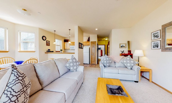 Frisco Condo | Ground-level condo w/private balcony & shared hot tub - on bus route