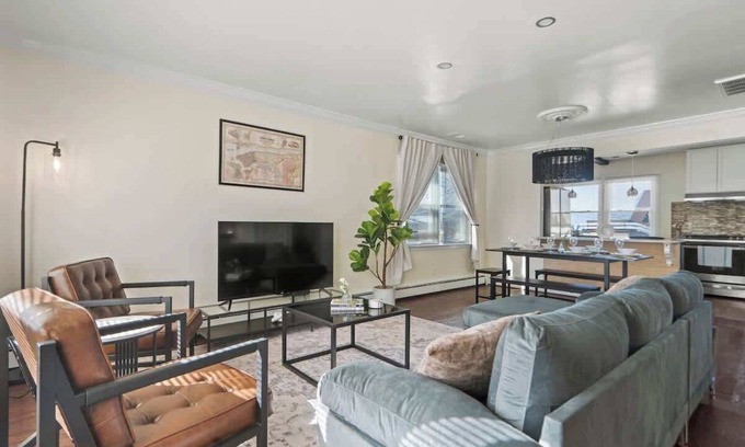 North Bergen House | Group Chic | 25 Mins ->NYC | Free Parking | W/D
