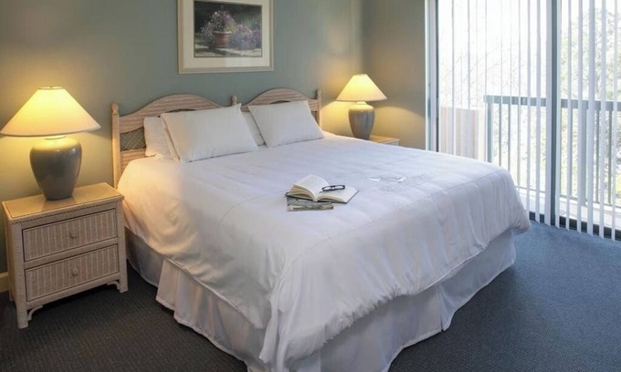 Hilton Head Resort | Group-Friendly 2BR with Lakefront Porch, Kitchen, Tennis, Bikes and Poolside