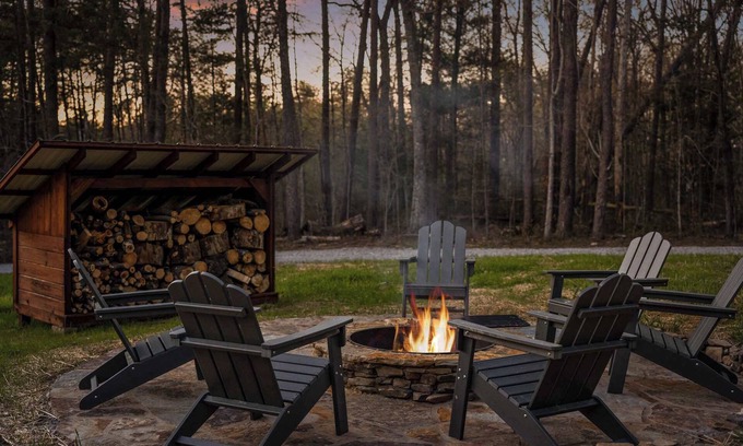 Pikeville House | Group Getaway – Hemlock Haven Sleeps 16