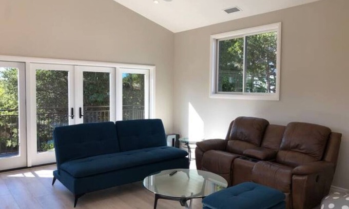 Burlingame Hills Cottage | Guest cottage by Mills Canyon nature preserve in Burlingame.