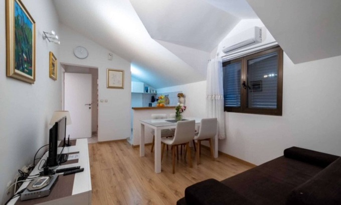 Gornji Kono Apartment | Guest House Kono - One-Bedroom Apartment with Patio and Sea View - Marka Gjaje Street
