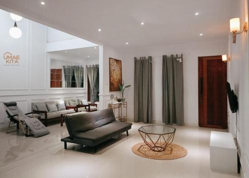 Indramaju House | Guest House Umae Kita
