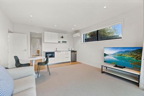 Wanaka House | Guest House with Mountain Views