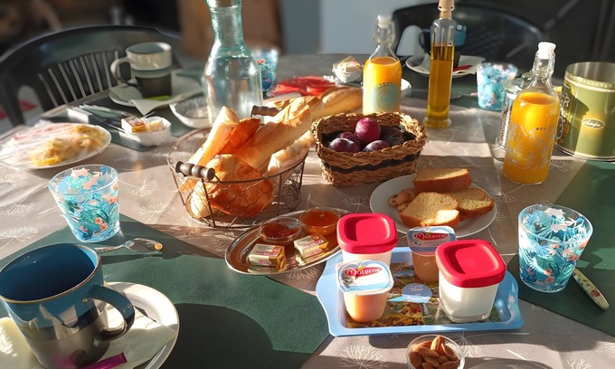 Saint-Martin-d'Ardeche Bed & Breakfast | Guest Room 'A L'ombre Des Amandiers - Room 2' with Shared Pool, Communal Garden and Wi-Fi