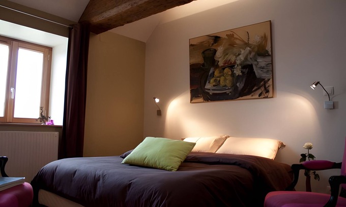 Beaumont-sur-Grosne Bed & Breakfast | Guest Room "Chambre Chocolat" with Shared Pool, Shared Terrace and Wi-Fi