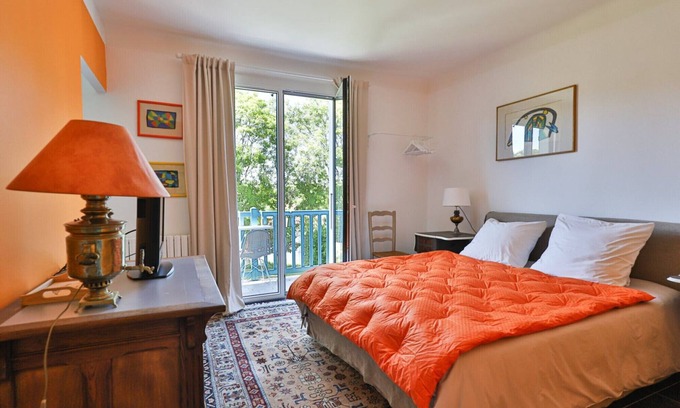 Arcangues Bed & Breakfast | Guest Room 'Txori Etxea - Orange Room' with Pool, Terrace, Breakfast
