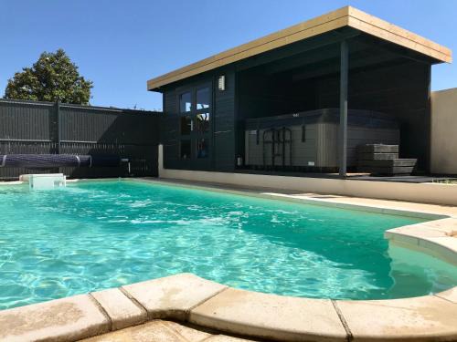 Lunel Apartment | GuestHouse La Costière - logements indépendants - espace piscine jacuzzi
