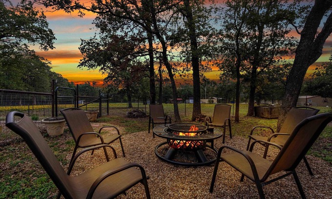 Waco House | Guesthouse with a Game Room! 17 min to Silos!
