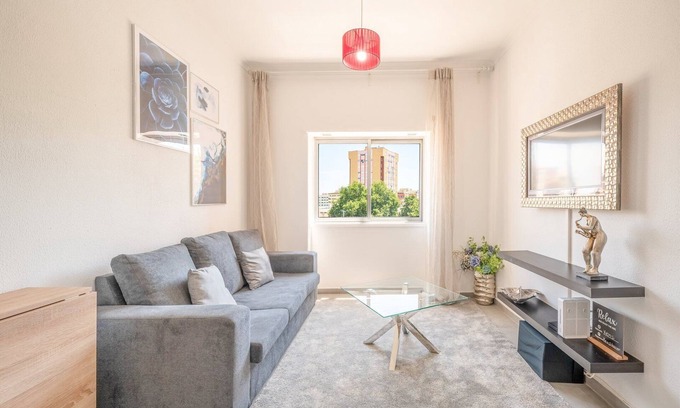 Seixal Apartment | GuestReady - Art-Noveau Minimalism in Amora