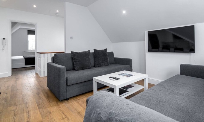 Turnham Green Apartment | GuestReady - Contemporary Chic in Chiswick