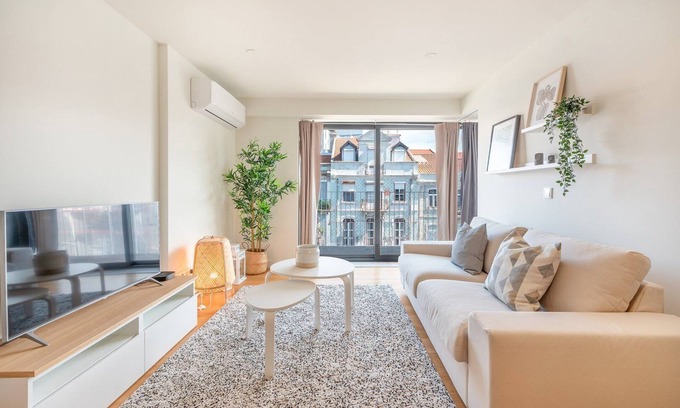 Sao Sebastiao da Pedreira Apartment | GuestReady - Honey in The Sun