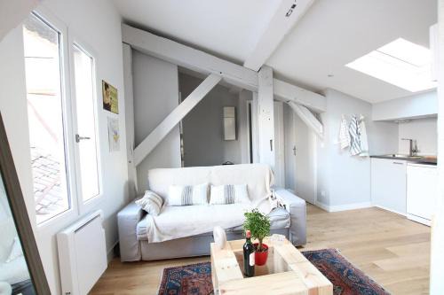 Hotel de Ville - Quinconces Apartment | GuestReady - Sunny Attic Apt Near Grand Théâtre