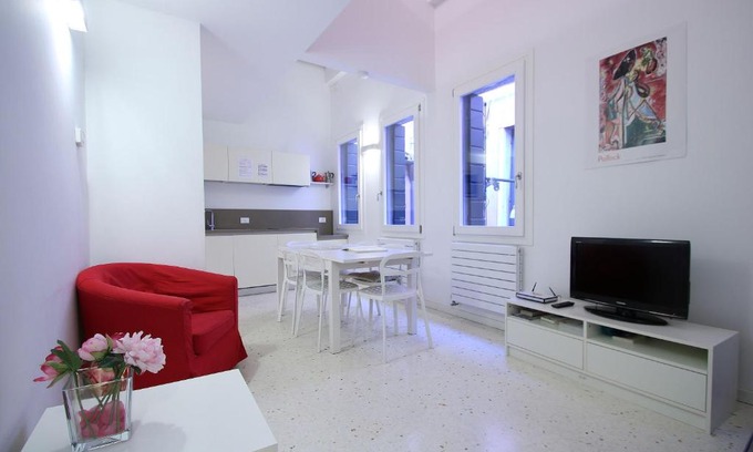 Dorsoduro Apartment | GUGGENHEIM museum, cool, 6pax,wifi, aircnd