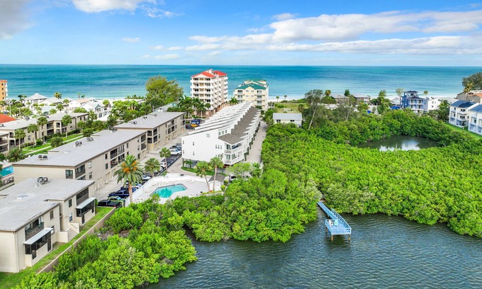 Indian Shores Condo | ★Gulf Coast 107★ Steps to the Beach! Clean, Spacious Condo - Pool & Beach Gear