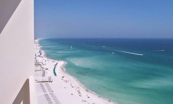 Destin Condo | GULF FRONT. AMAZING VIEWS! 3 Pools! ON THE BEACH! Tiki BarnLOCATION
