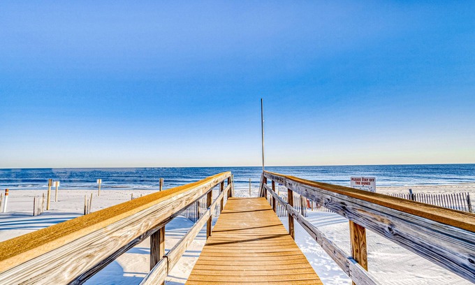 Ono Island Condo | Gulf-front getaway with a pool, free WiFi, washer/dryer, & central AC