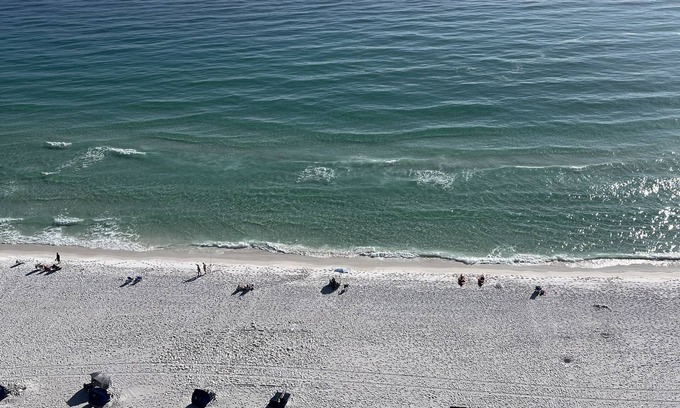 Destin Condo | GULF FRONT with Amazing Views, 3 Pools,Tiki Bar! Zero entry beachfront pool!