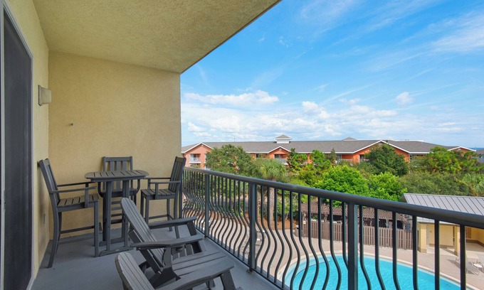 Fort Walton Beach - Destin Condo | ☀️Gulf Views⛱️Beach Service-100 Steps2Beach-Pool +Hot Tub-2BR Beach Resort 406☀️