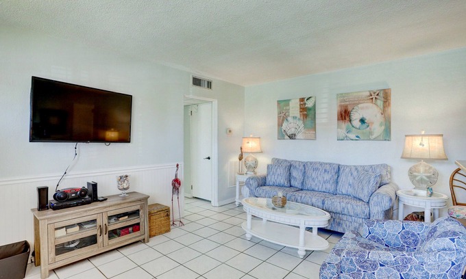 St. Pete Beach Condo | 🐚 Gulf Winds Ground-Floor Condo — Beachy Vibes & Easy Access