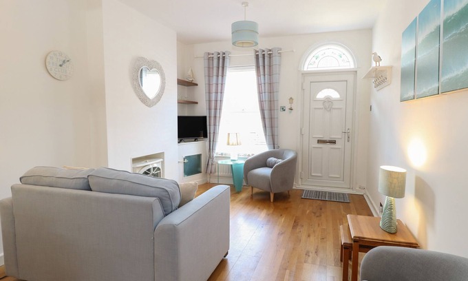 Lowestoft Cottage | GULL'S NEST, pet friendly, country holiday cottage in Pakefield