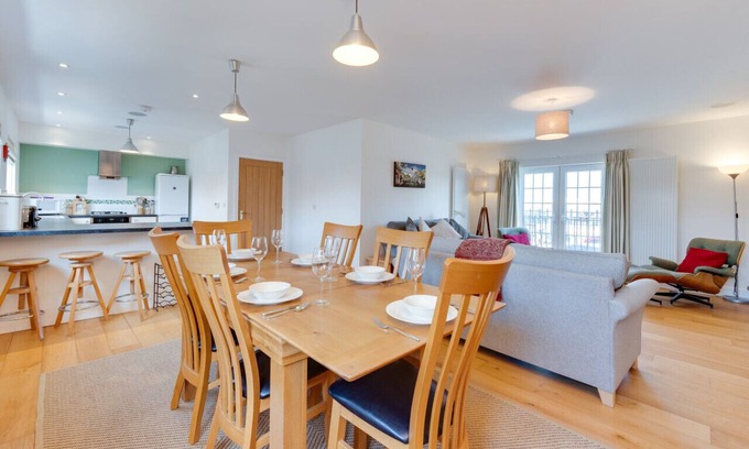 Aldeburgh House | Gun Lodge - Three Bedroom House, Sleeps 6