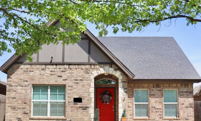 North Overton House | Guns Up Getaway N. Overton. Spacious 3-3 with optional studio. Walk to campus.