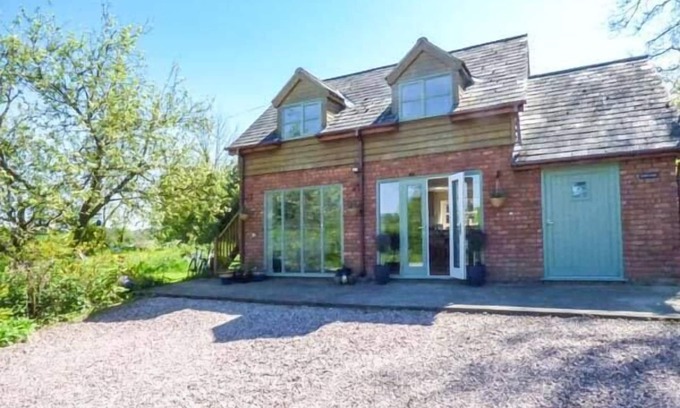 Welsh Frankton Cottage | GWDIHW, with a garden in Gobowen