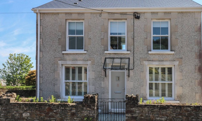 Llanrhidian Higher Cottage | GWYNFRYN, pet friendly, with a garden in Pen-Clawdd