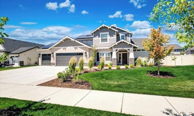 Eagle House | Gym. Kid Friendly. Adults Retreat. Bedroom TV's Pullout Couch. Private. Spa Tub.