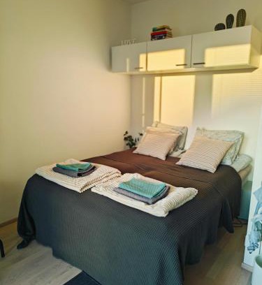 Tampere Apartment | Härmälän Kotoisa - valoisa yksiö - free parking & wifi
