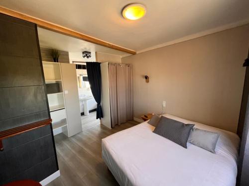 Theix-Noyalo Hotel | Hôtel des îles
