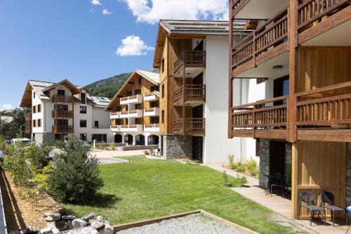 Saint-Chaffrey Hotel | Hôtel Le Cristal Lodge - TERRESENS